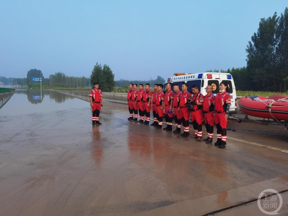 ▲2日一早，萍乡红心应急救援队抵达涿州展开救援。图片来源/受访者供图