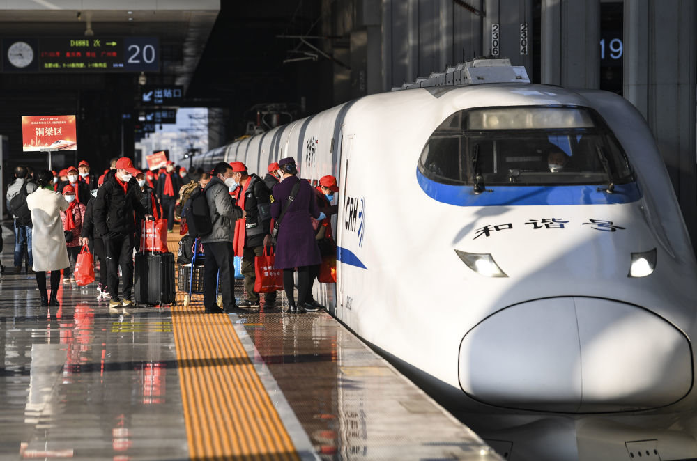 1月30日,乘坐2023年重庆首趟务工定制专列的旅客在重庆西站站台登车。新华社记者王全超摄