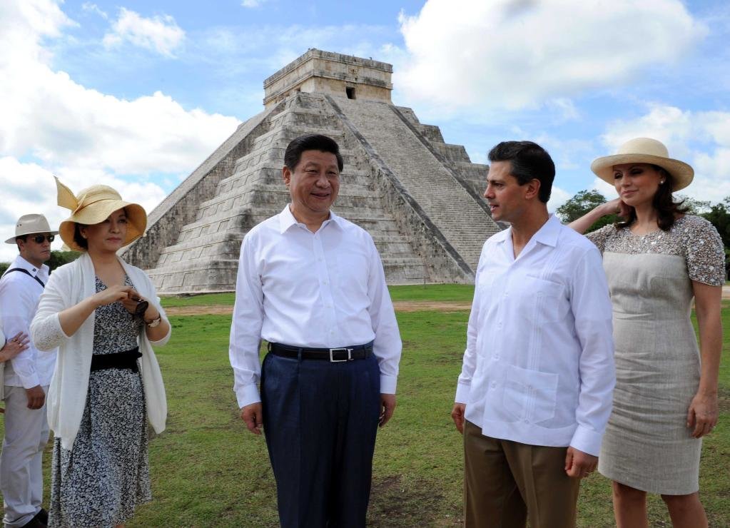 2013年6月6日，习近平总书记应时任墨西哥总统培尼亚邀请参观奇琴伊察玛雅文明遗址。新华社记者 饶爱民 摄