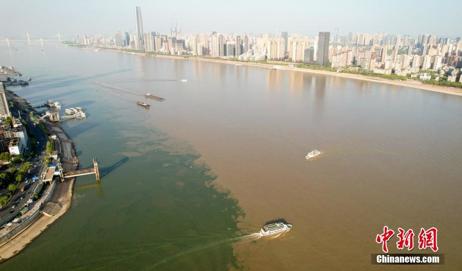 4月9日,航拍长江和汉江交汇处的湖北武汉汉口龙王庙江段,汉江水碧波荡漾,长江水呈现浊黄色,两江交汇口呈现“泾渭分明”的景观。