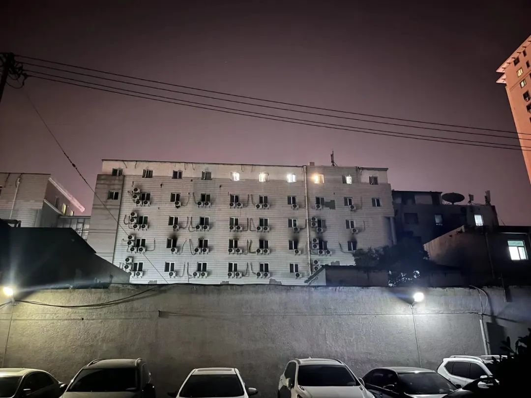 2023年4月19日，北京长峰医院发生火灾后，一扇受损的窗户。（图｜视觉中国）