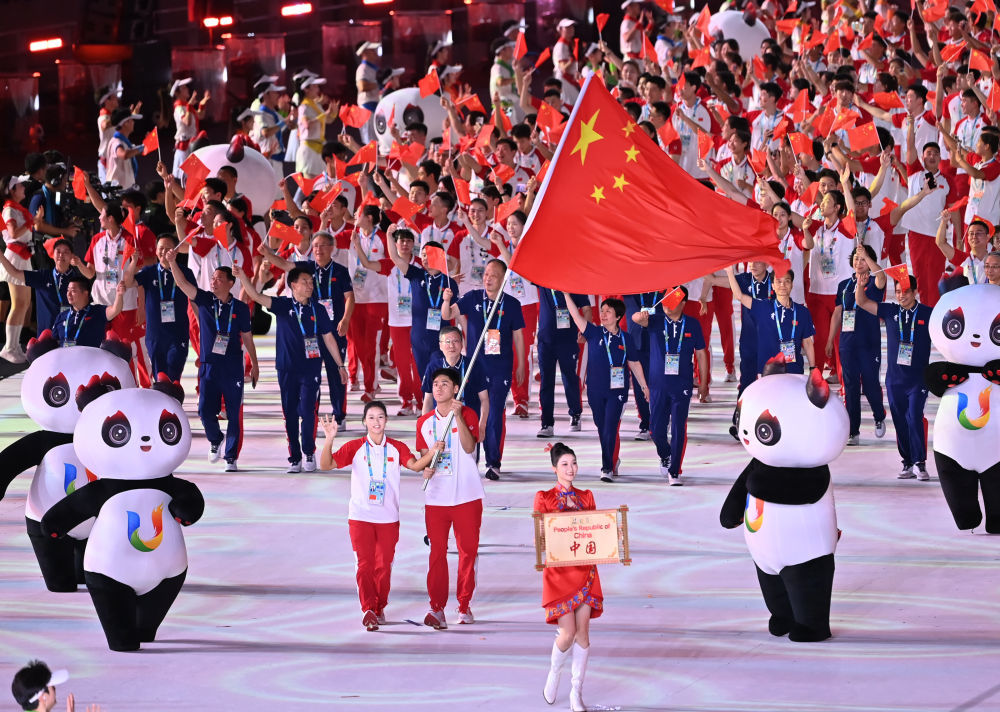 7月28日，中国大学生体育代表团在成都大运会开幕式上入场。新华社记者 赵子硕 摄