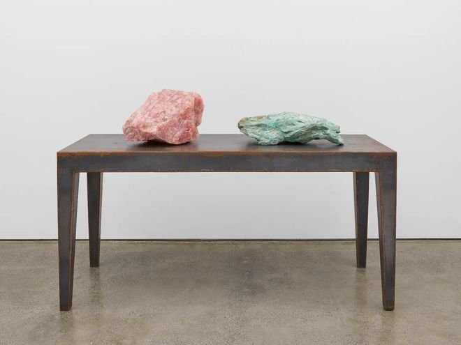 阿布拉莫维奇《矿之桌》（Mineral Table），铁、粉石英、绿石英，135.9×200.7×70.5cm，1994年，Photography by Mark Waldhauser
