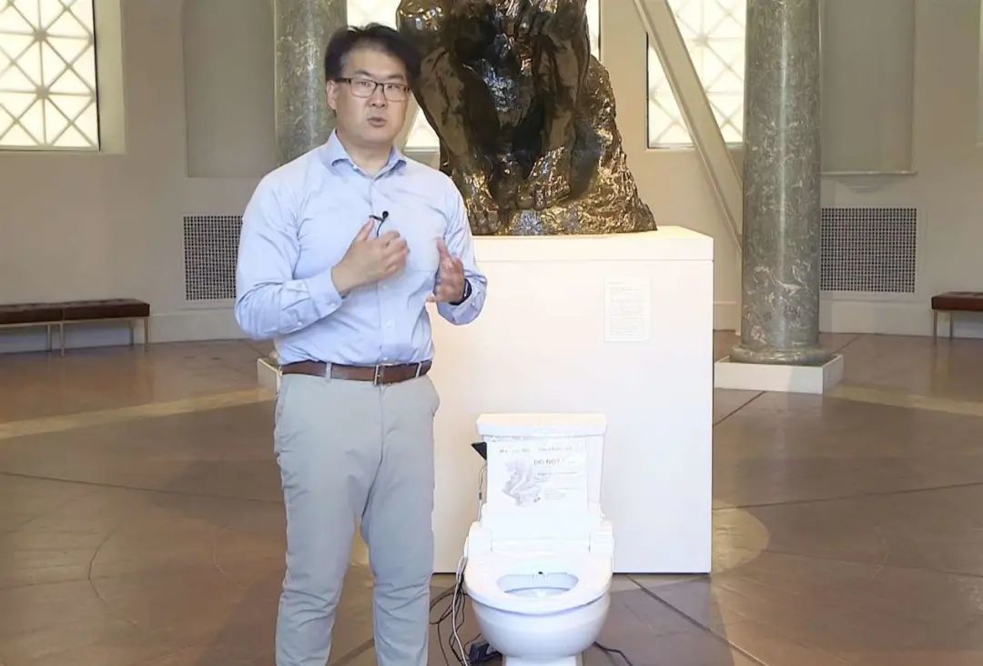 美国斯坦福大学医学院泌尿学系讲师Seung-min Park讲解AI马桶功能。（图源/Ig Nobel）