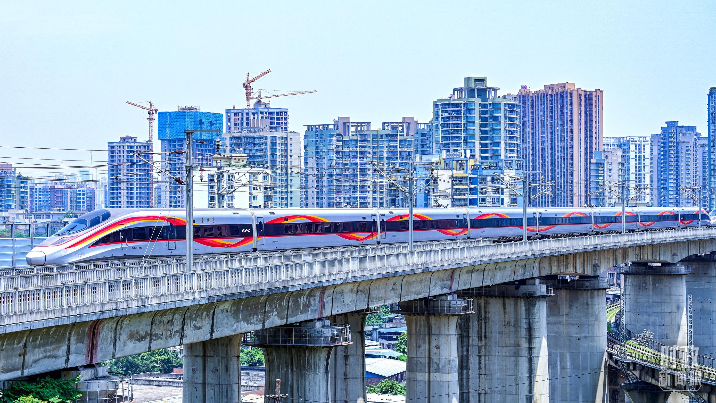 △重庆,一列复兴号动车组行驶在成渝高铁线上。(图/视觉中国)