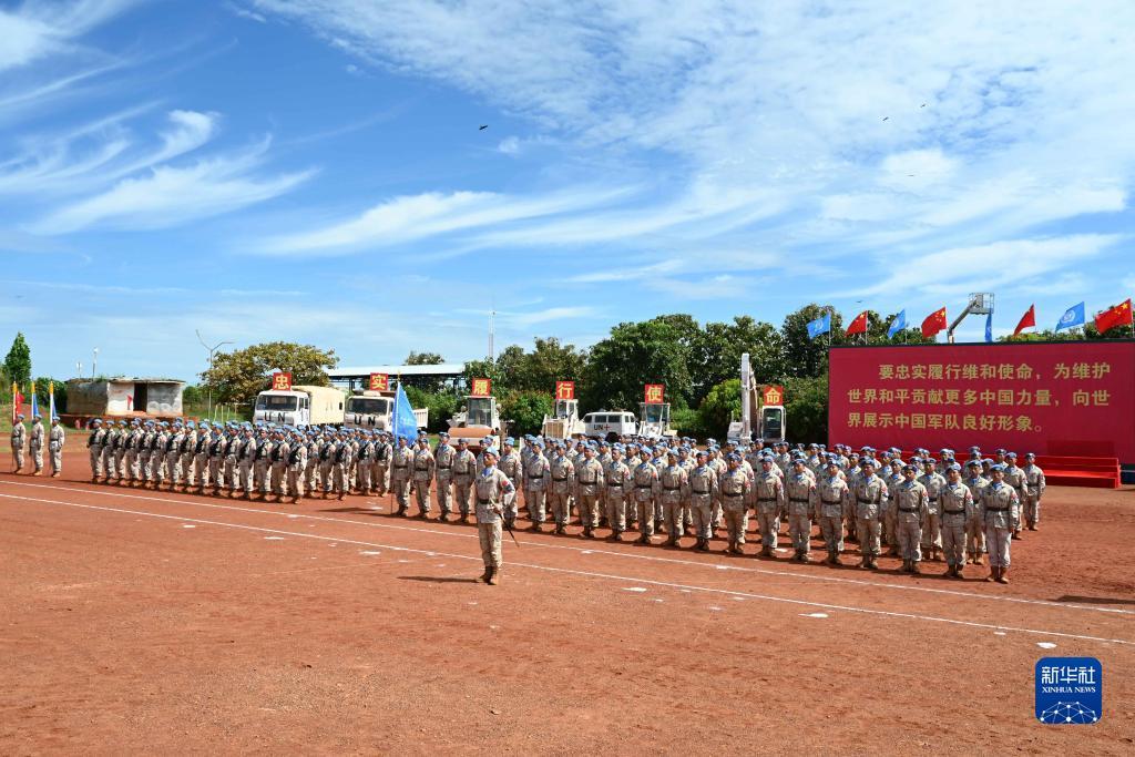 10月28日，在联合国驻南苏丹特派团瓦乌超级营地的中国工兵营区，维和工兵和医疗分队的官兵在授勋仪式现场列队。新华社发（李飞宇摄）