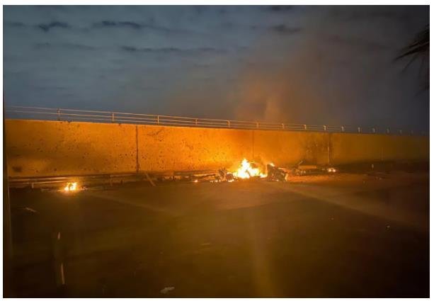 △伊拉克军方当地时间2020年1月3日在社交媒体上公布的在美军无人机空袭中着火的汽车照片