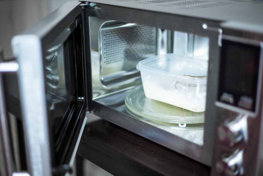 微波炉加热要注意受热不均的问题丨图虫创意