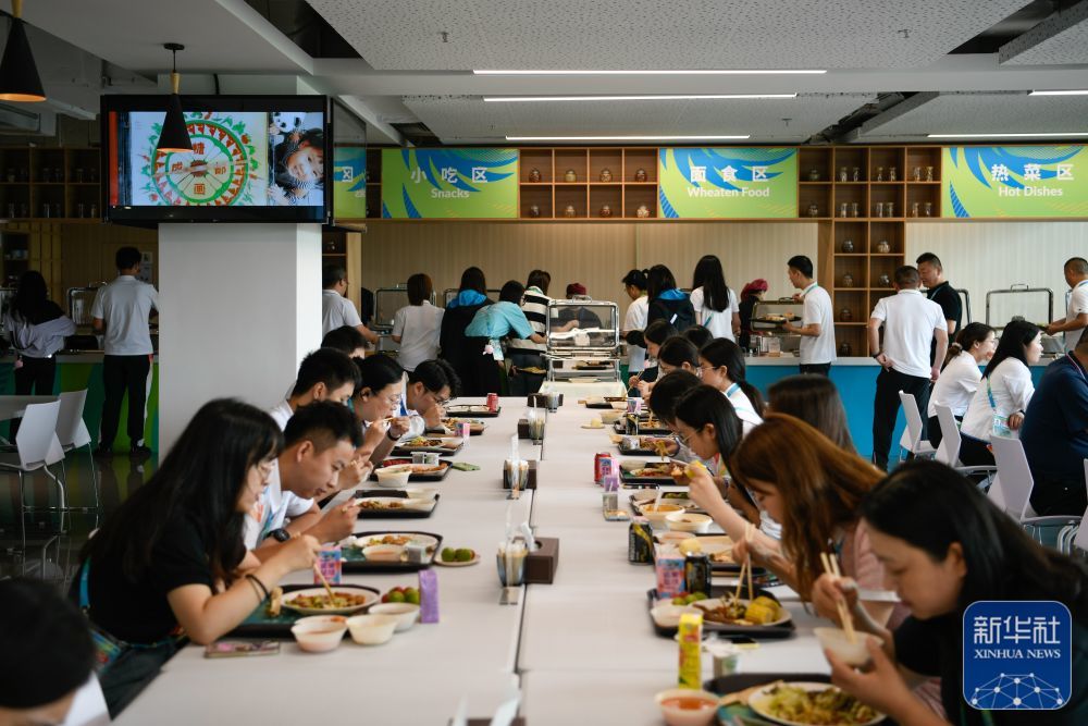 ↑7月14日,工作人员在成都大运会主媒体中心媒体餐厅内就餐。新华社记者 胥冰洁 摄