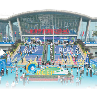 5月5日，首届湖南（怀化）RCEP经贸博览会现场人潮涌动。田 敏摄（影像中国）