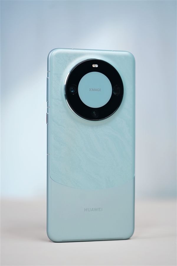 三挖孔前所未有!华为Mate 60 Pro雅川青图赏