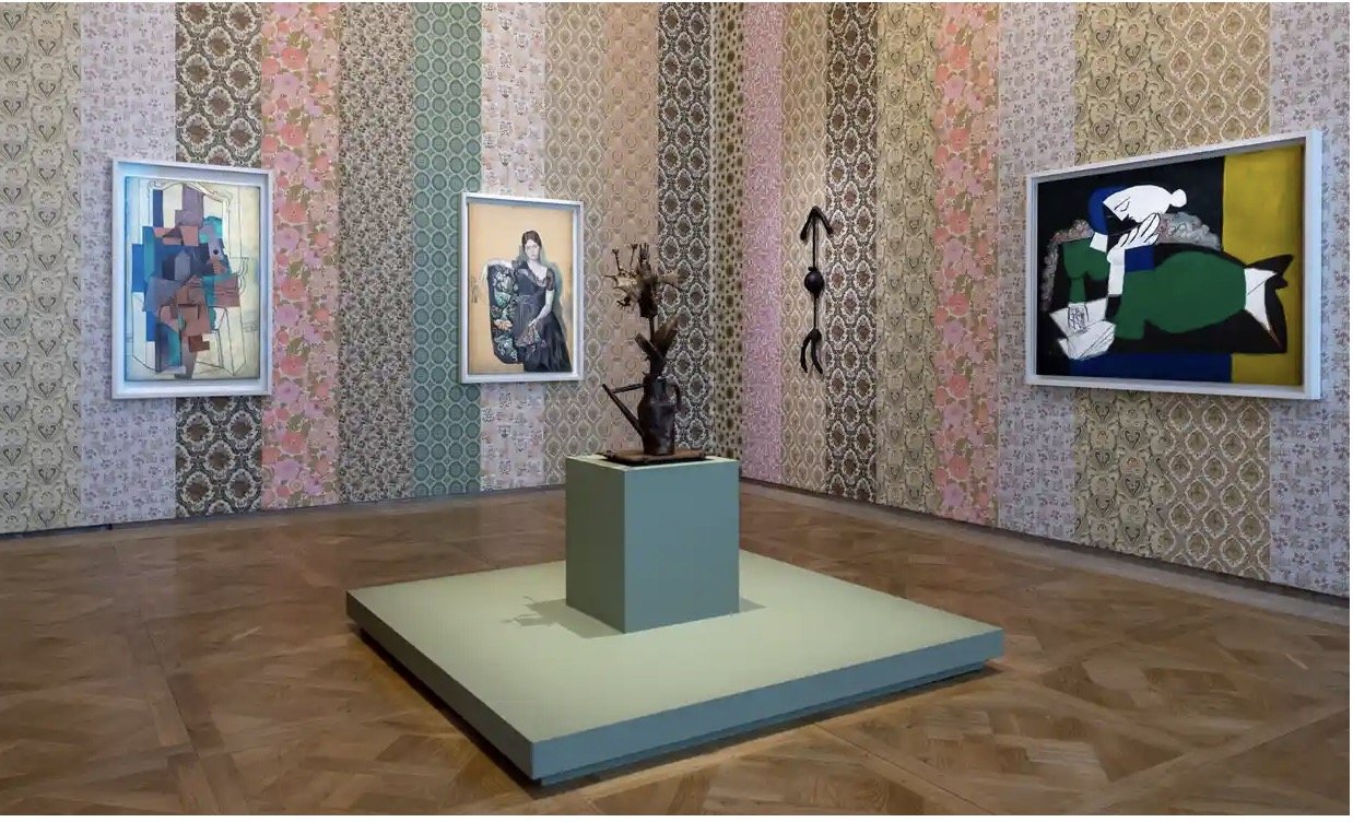 保罗·史密斯设计的多彩的展墙上，悬挂着毕加索的作品。