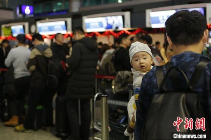 资料图：桃园机场内的旅客。中新社记者 陈小愿 摄