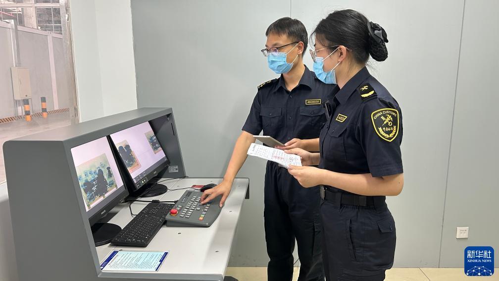 8月2日，中国郑州机场海关关员用X光机对进口货物开展非侵入式查验。新华社发（郑州机场海关供图）