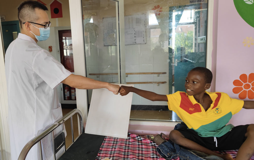 中国第19批援塞内加尔医疗队内科医生郭良华在塞内加尔迪亚姆尼亚久