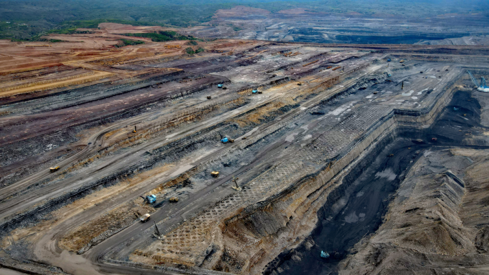 国家能源集团准能集团黑岱沟露天煤矿生产现场俯瞰图。（崔龙 摄）