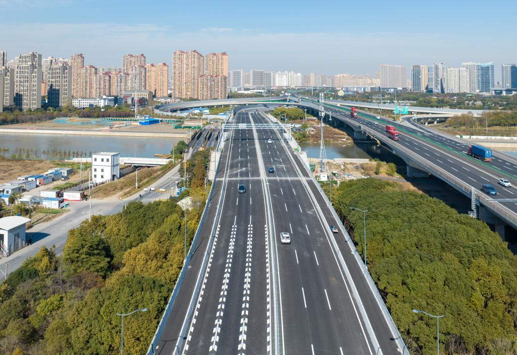新近通车的外青松公路跨吴淞江大桥。（受访者供图）