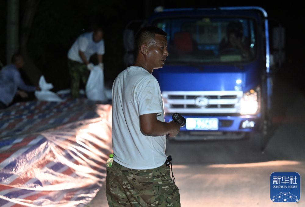郝庆水在子牙河岸边查看子堤建设进度（8月3日摄）。