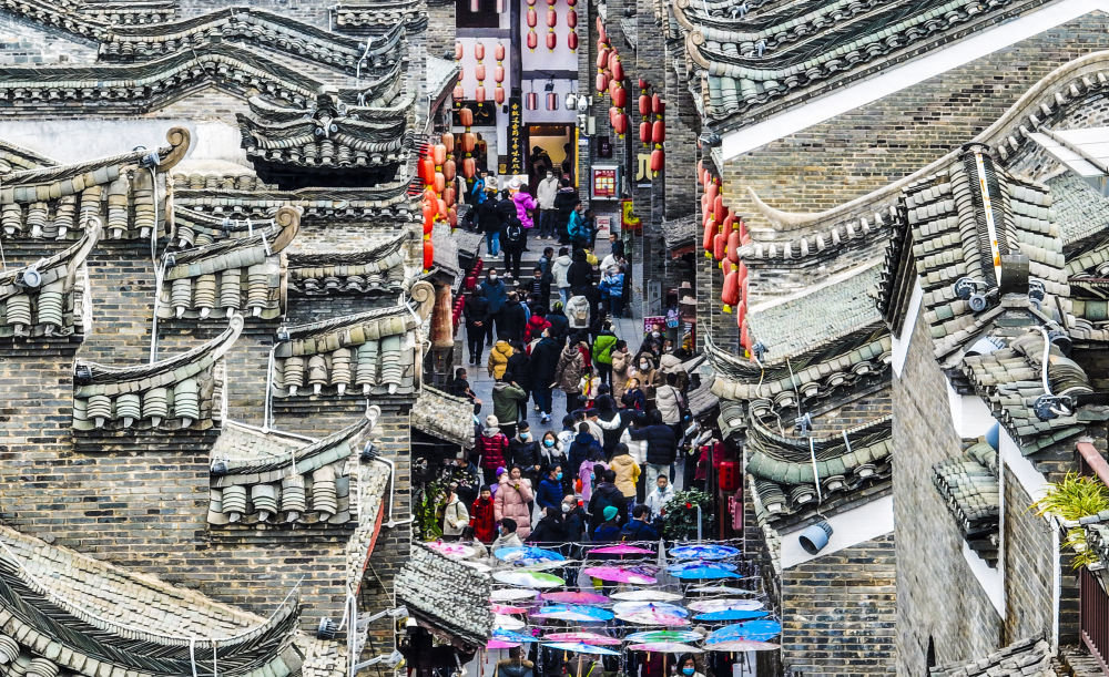 ↑1月25日，游客在广西桂林市东西巷赶大集（无人机照片）。新华社发（刘峥摄）