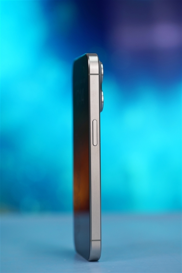 史上最窄边框iPhone！iPhone 15 Pro原色钛图赏