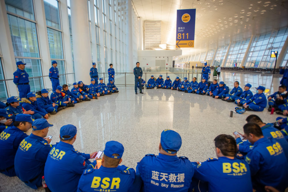 ↑2月8日，蓝天救援队队员在登机前集结开会。当晚，127名蓝天救援队队员携带救援物资乘坐中国南方航空CZ8021航班从武汉天河国际机场起飞，直飞土耳其伊斯坦布尔，驰援土耳其地震灾区。