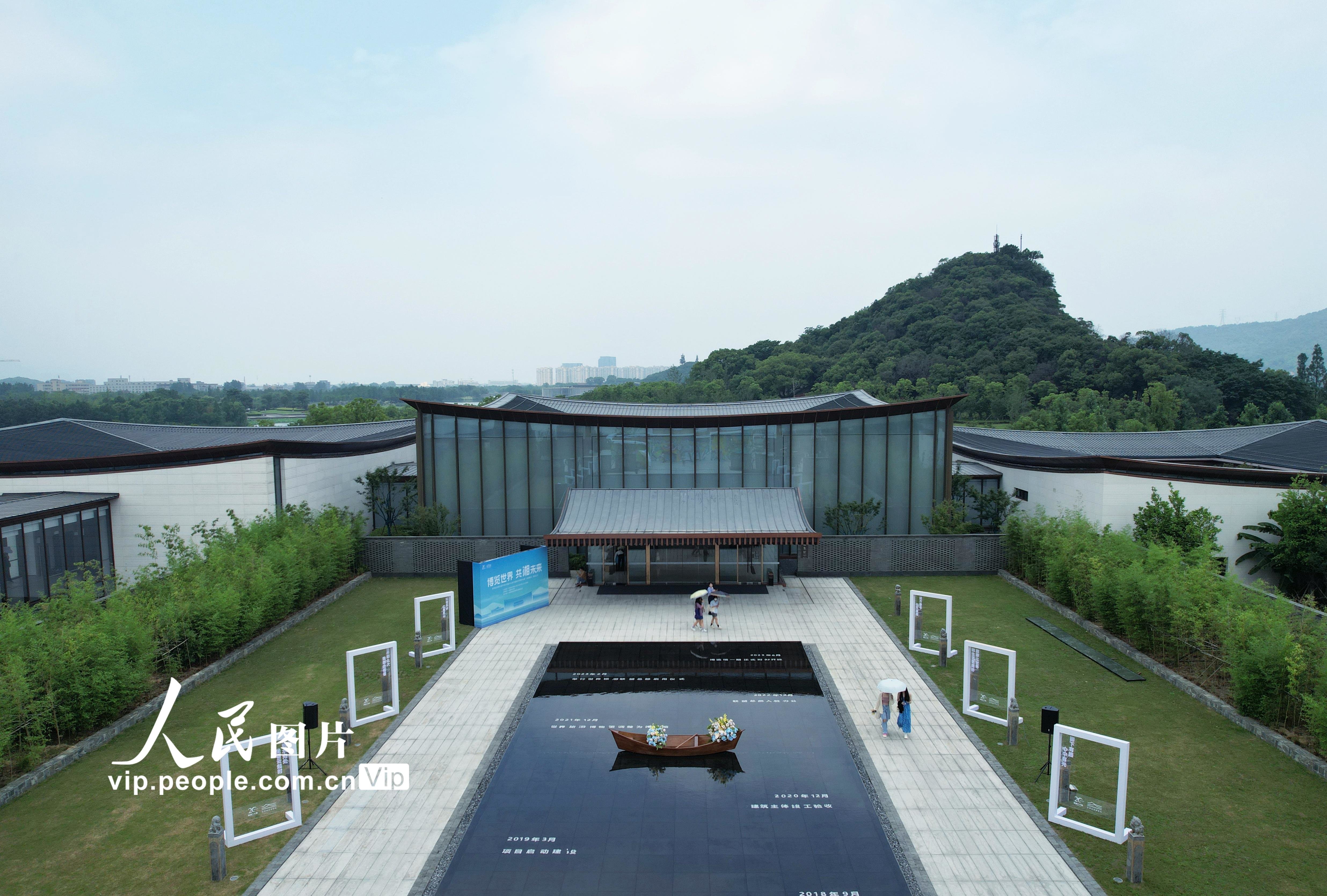 2023年6月1日，位于浙江杭州萧山区的世界旅游博览馆正式开馆，吸引了不少市民游客前来参观。世界旅游博览馆是全球首个以旅游为主题的综合性博览馆，建筑面积近4万平方米，是一座以世界旅游为主题的集文化展示与传播、收藏与研究、会展与交流、旅游与休闲为一体的国际化专业性智慧型博物馆，主要由地下常设互动展区、旅游文化艺术庭院展厅、棋院、中心广场、中式铜厅、传统古建筑、室外临展庭院、国际艺术花园（公园）、国际旅游雕塑公园、游船门厅等共同组成。龙巍摄（人民图片网）