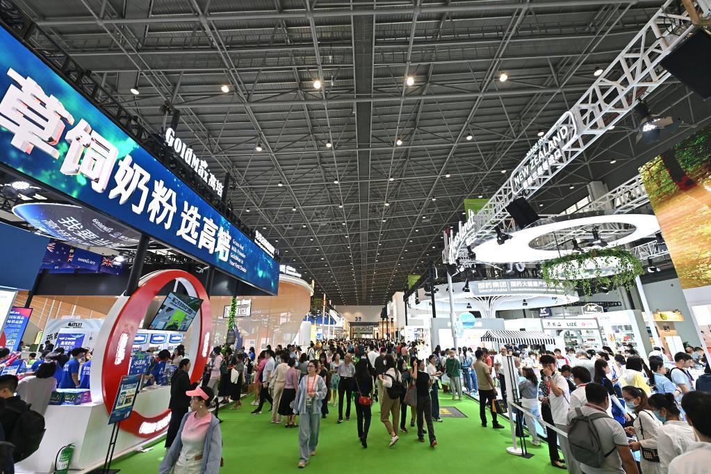 这是第三届消博会上新西兰两大奶粉品牌高培(左)和荷仕兰的展台(2023年4月12日摄)。新华社记者李鑫摄