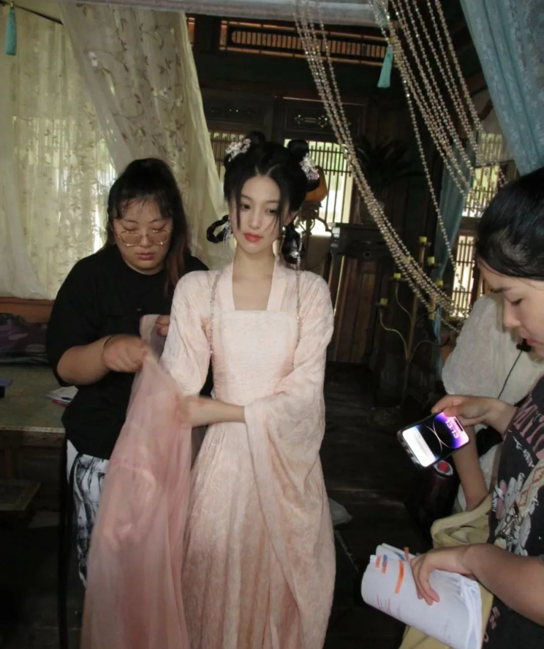 还记得《庆余年》里的小叶轻眉吗？18岁的她长这样…