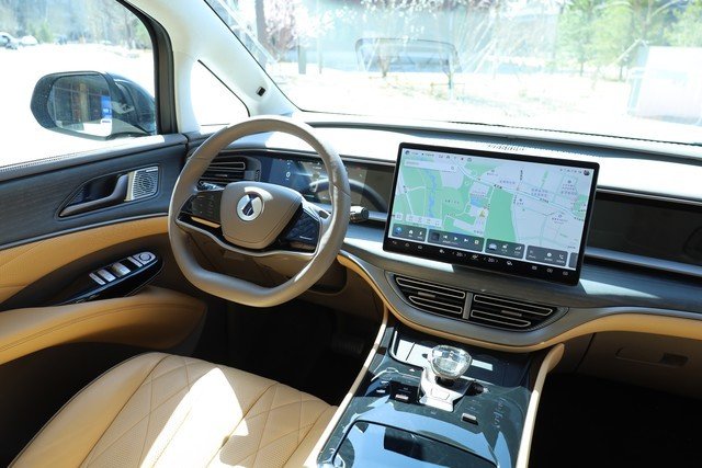 脚踢埃尔法拳打艾维亚,腾势D9 EV体验报告