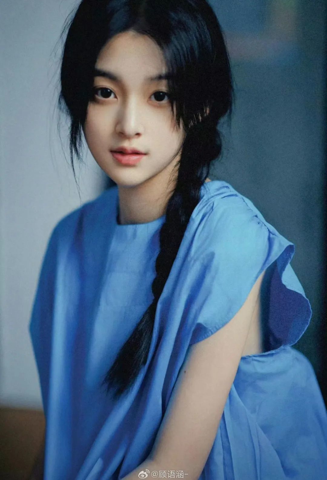 还记得《庆余年》里的小叶轻眉吗？18岁的她长这样…