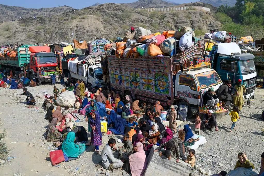 当地时间2023年10月30日，巴阿边境托尔卡姆，阿富汗难民乘坐卡车抵达。巴基斯坦向170万非法居住在该国的阿富汗人发出命令，要求他们在11月1日前离开，否则将被驱逐出境。图源视觉中国