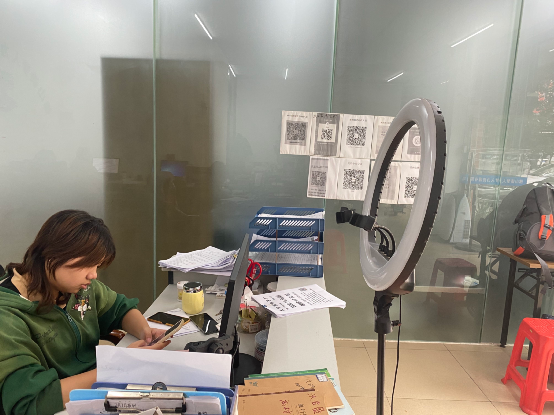 一家劳务中介曾经尝试用直播的方式进行招工。作者拍摄