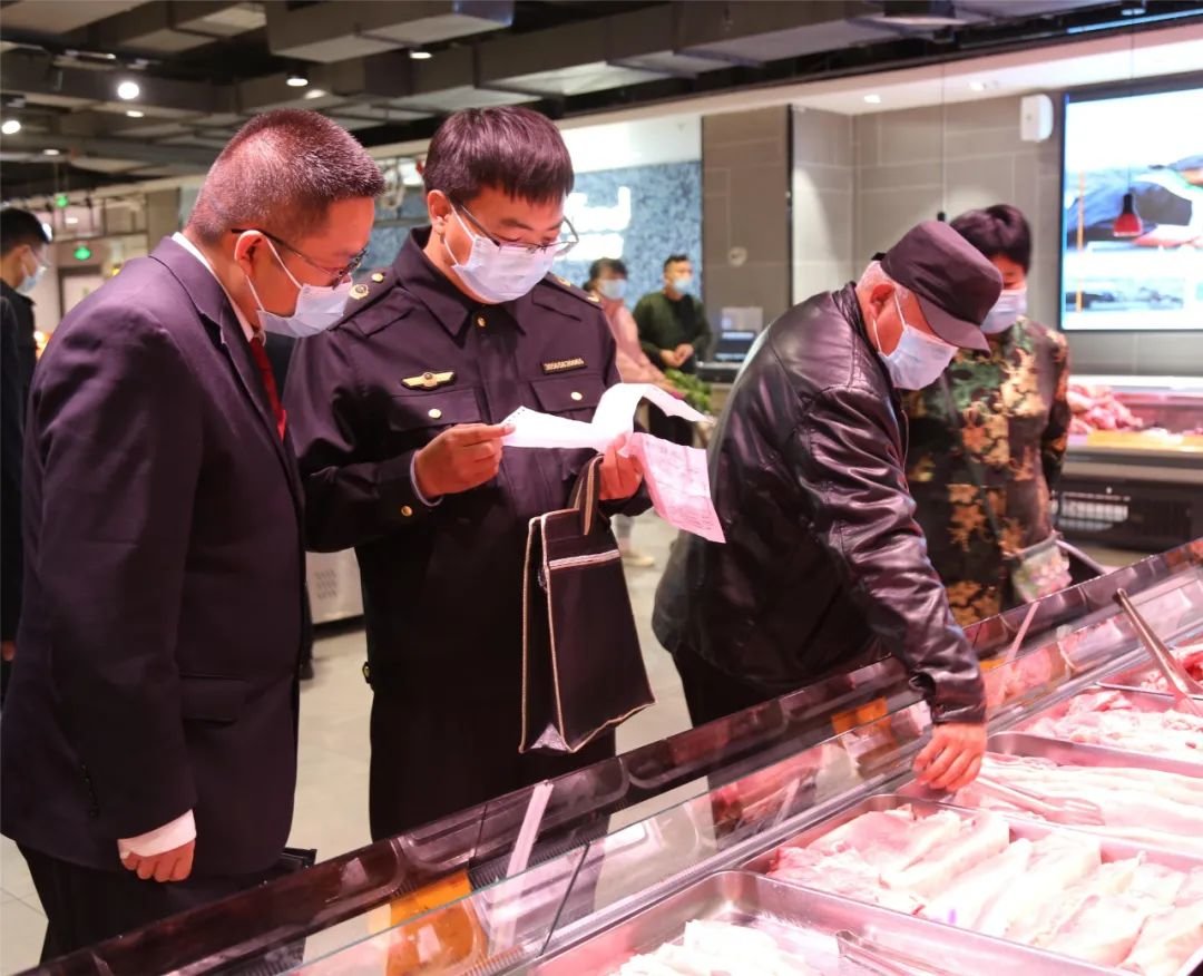 2022年4月27日，沙坡头区院检察官和中卫市市场监督管理局工作人员在辖区肉类食品经营企业进行回访