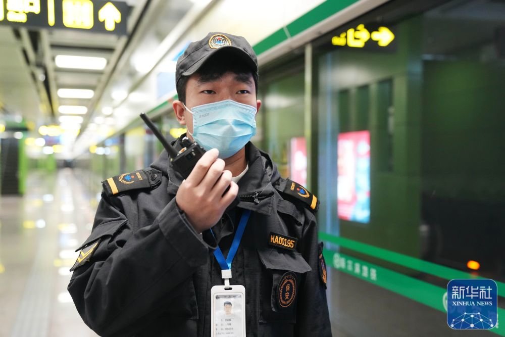 1月21日,在哈尔滨地铁2号线省医院站,站台保安付延楠坚守岗位。新华社记者 王建威 摄