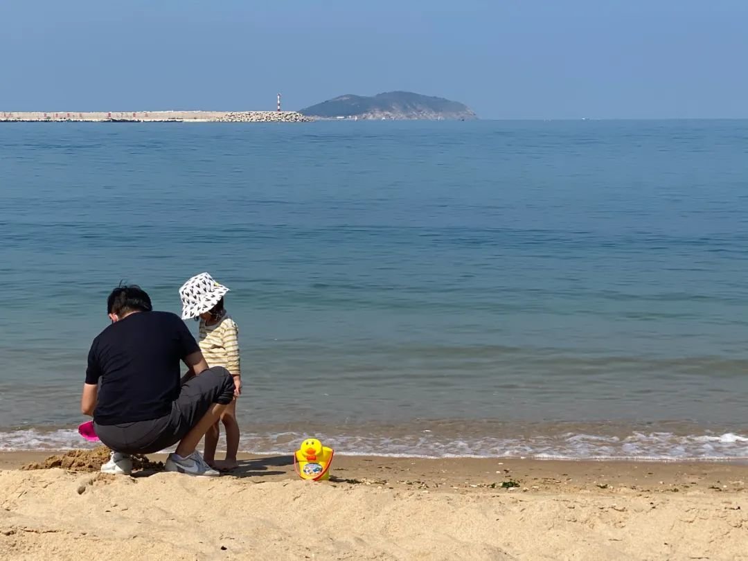 心凌回到威海,和老公孩子在海边。