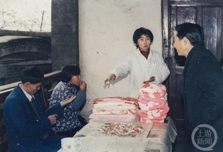 △慰问鱼背山“麻风村”患者