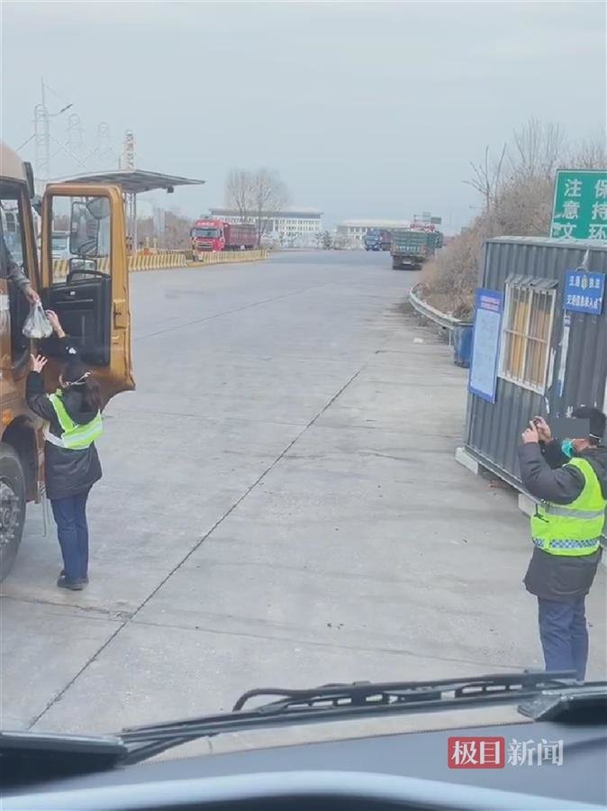 司机把饭菜递回值班人员手中并拍照(视频截图)