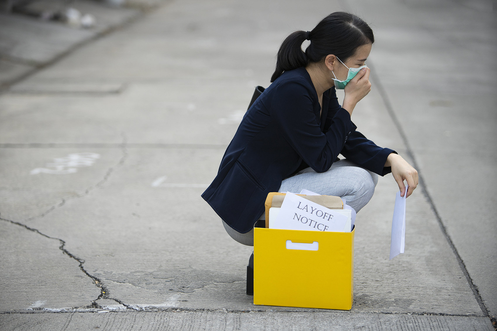 女子与男同事聊天暧昧被开除，要求公司赔6万，判了