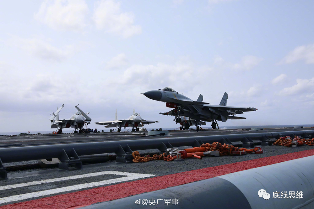 冯德莱恩与马克龙（资料图/新华社）