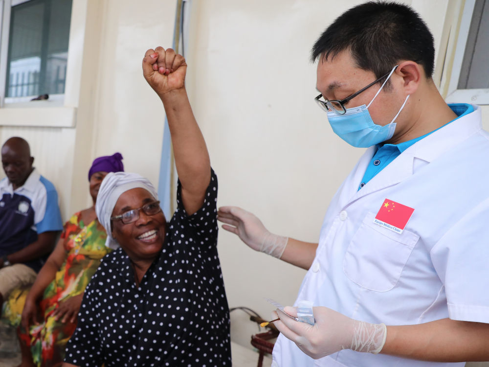 ↑2023年6月14日，在赤道几内亚首都马拉博的马拉博地区医院中医骨科门诊，当地患者接受中国医疗队医生吴培玉的中医治疗。新华社记者 董江辉 摄