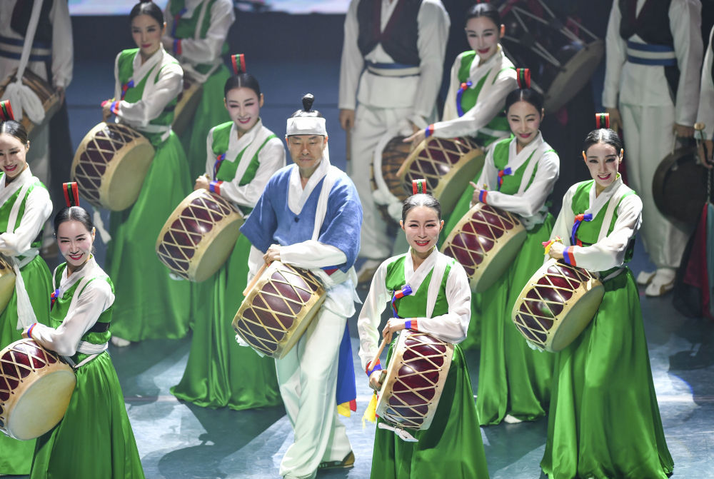 韩国釜山市立舞蹈团演员为观众表演节目《畅享Korea》(7月31日摄)。新华社记者 胡虎虎 摄