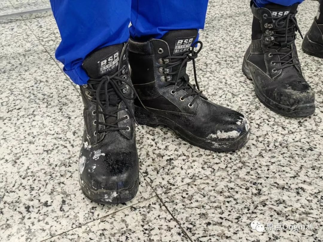 救援队员的鞋子写满了经历。郑子愚摄