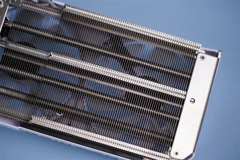 纤薄身材也能满血发挥!耕升RTX 4070踏雪评测:2K游戏通吃的高颜值显卡