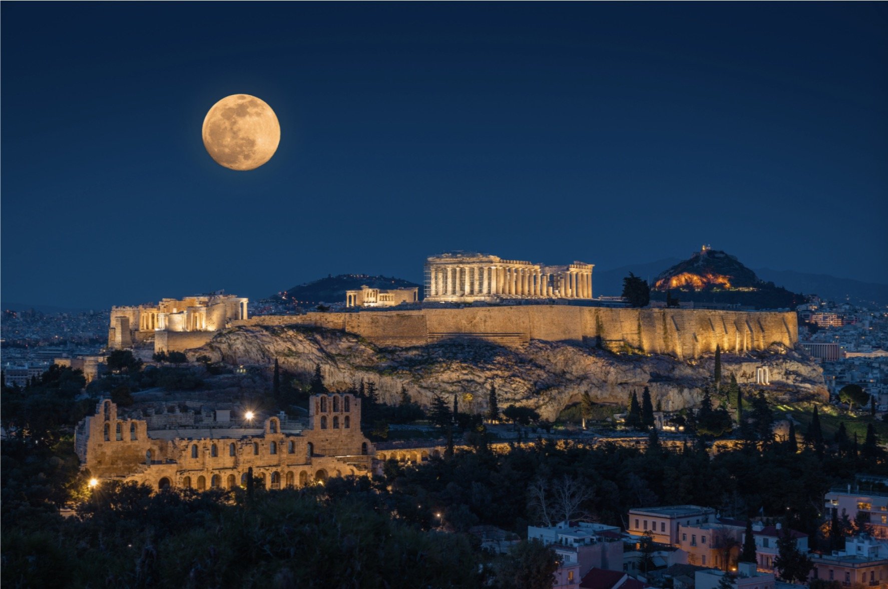 希腊雅典卫城上空的满月。