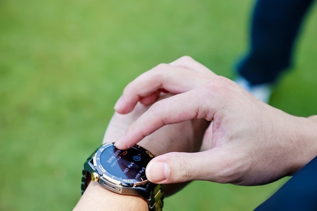 享受高端生活新方式,华为智能金表王俘获高尔夫人士喜爱