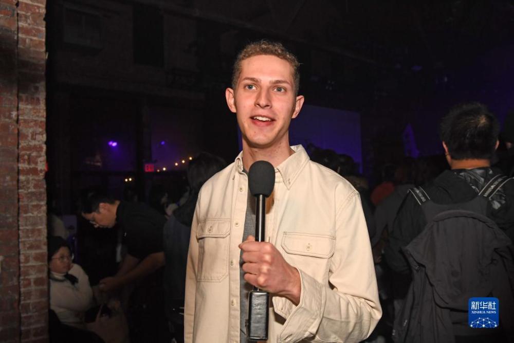 11月25日，在美国纽约，在哈佛大学学习中国和东亚文化的观众哈里&middot;沙欣接受采访。他告诉记者，希望更多中国乐队来到美国演出，让更多美国人了解中国不仅有悠久的历史和传统文化，也有这种“年轻人的文化”。新华社记者 李睿 摄