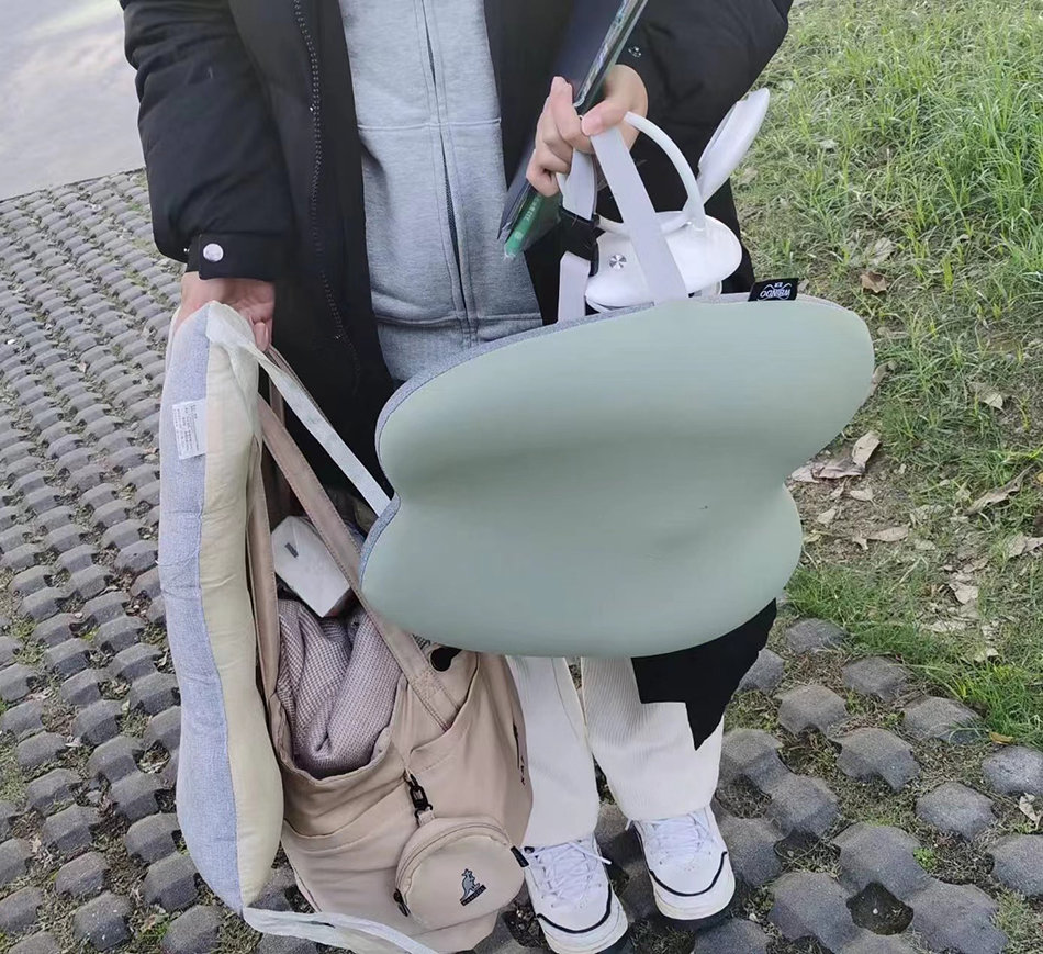 2022年12月19日,匆忙带着东西离开自习室的朋友。