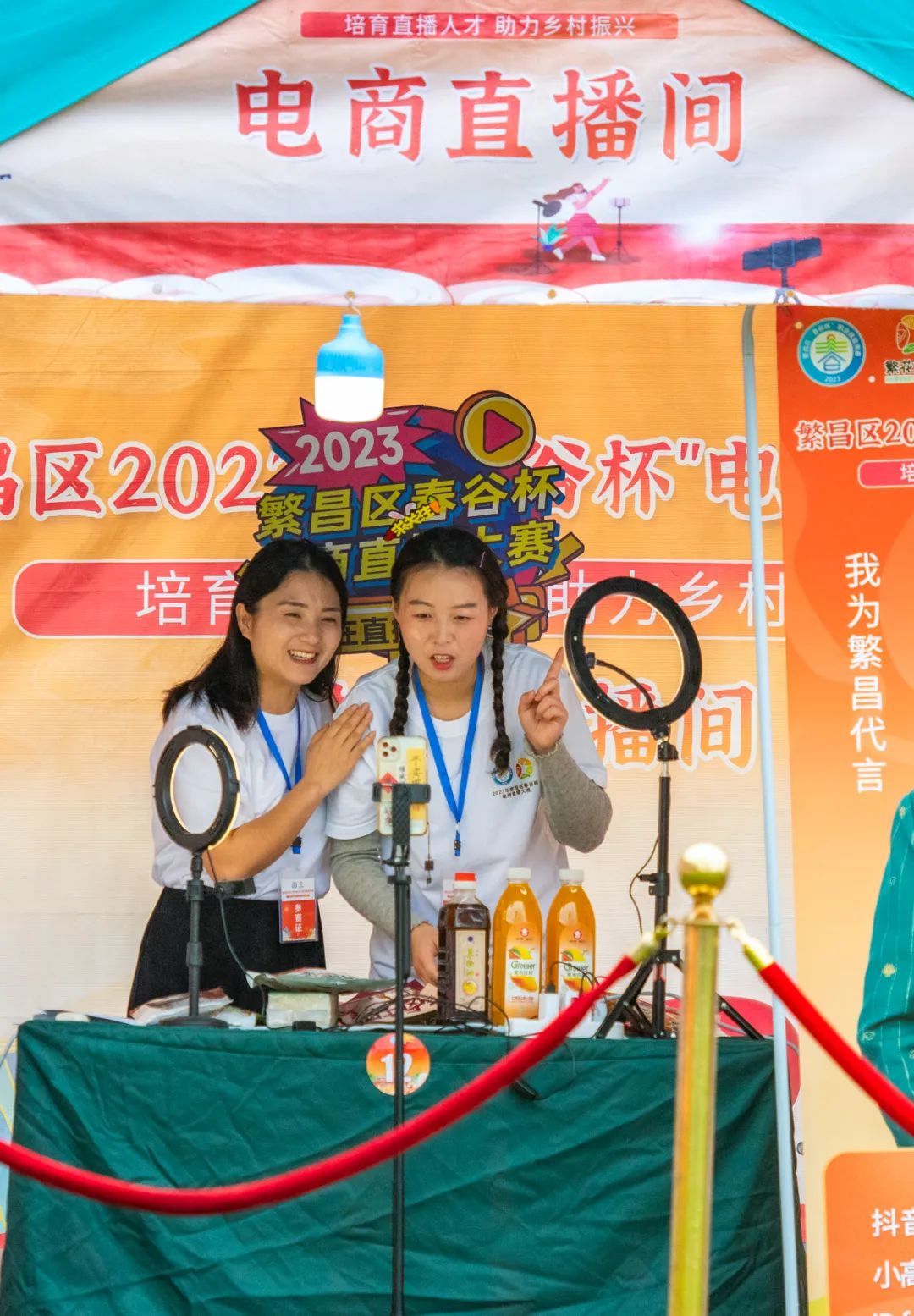 9月23日，在安徽省芜湖市繁昌区的电商直播大赛上，选手们正在进行农副产品直播销售。肖本祥摄（中经视觉）