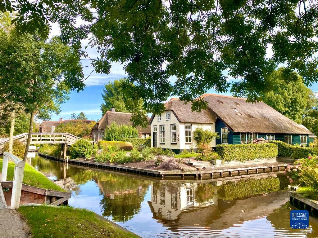 这是荷兰羊角村运河边的一处茅草农舍（资料照片）。 新华社发（荷兰羊角村官方供图）