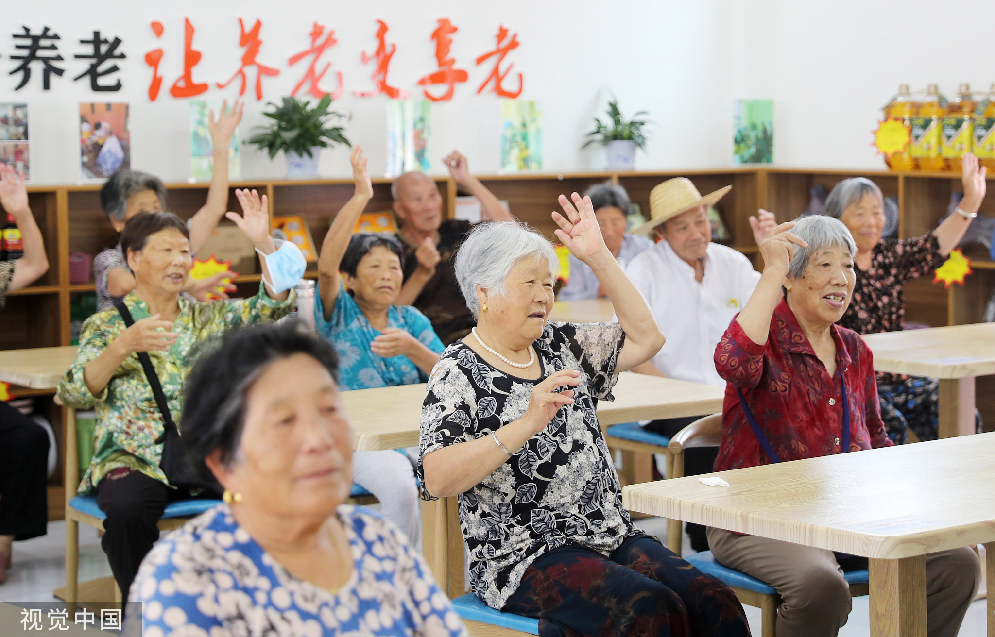 2022年6月30日，山东日照，安东卫街道凤凰山社区养老服务中心，老人们在一起唱歌 图源：视觉中国